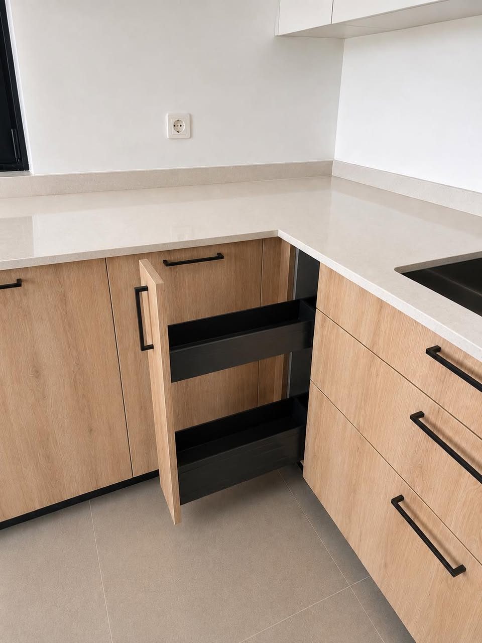 Cozinha em U com portas em melamina Hércules e creme, fotografia 5