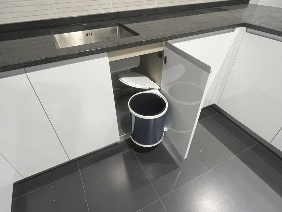 Cozinha em branco brilhante com eletrodomésticos encastrados, fotografia 4